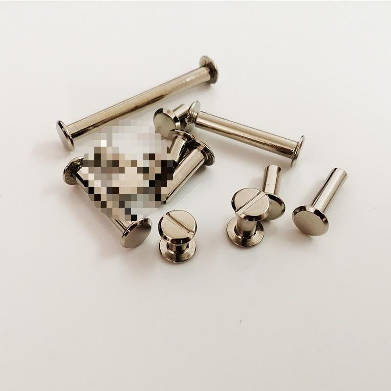 Никелированная заклепка с плоской головкой для крепления ремня.