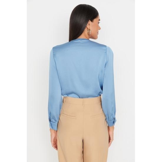 Блузки и рубашки Элегантная атласная блузка в складку с двубортным вырезом на плечах