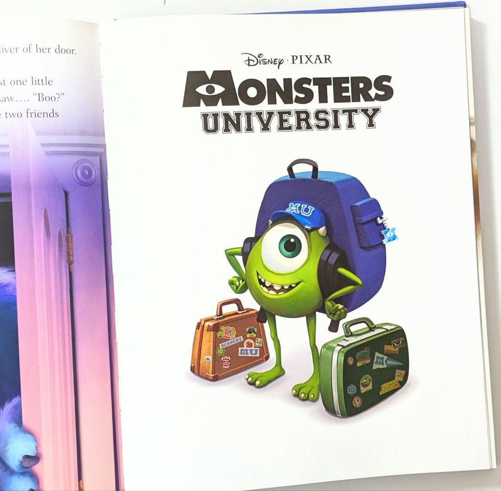 [Б/У] Иностранная книга Большая книга Дисней и Пиксар 5 наименований в комплекте Книжка-картинка с фигуркой Базза