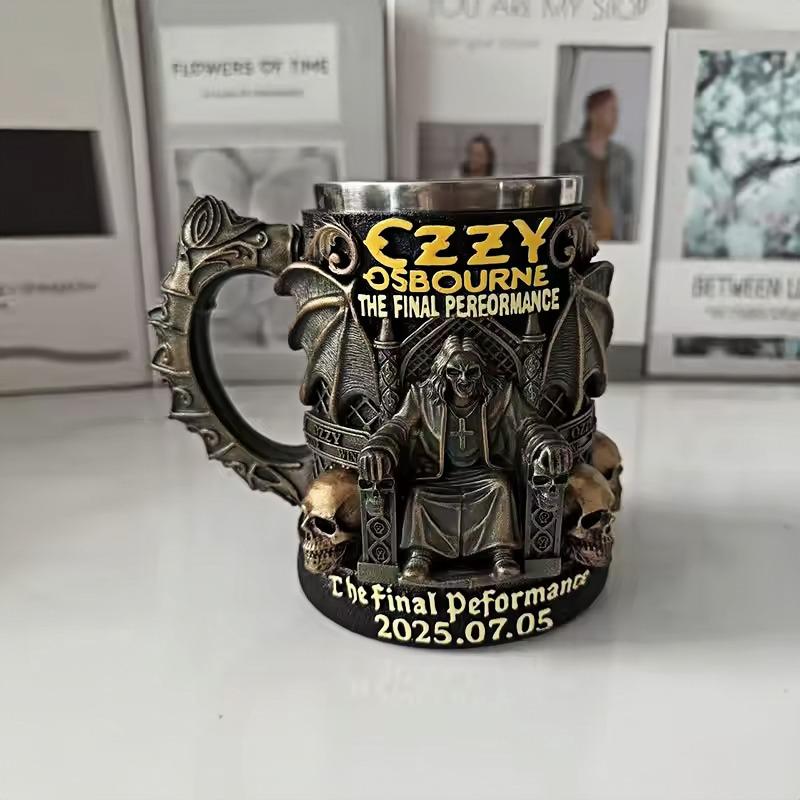 Памятная кружка из нержавеющей стали Оззи Осборна с 3D дизайном черепа и декоративной ручкой - Идеально подходит для Хэллоуина и трибьюта финальному выступлению (2025.07.05)