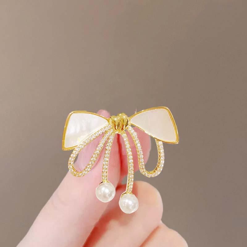 Summer Anti-Exposure Brooch: Fashionable and Luxurious Collar Pin for Women.
