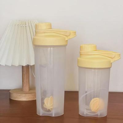 Желтый фитнес-коктейль со шкалой, шариком для смешивания и крышкой - маленький полипропиленовый пластиковый стаканчик для замены протеина и приема пищи