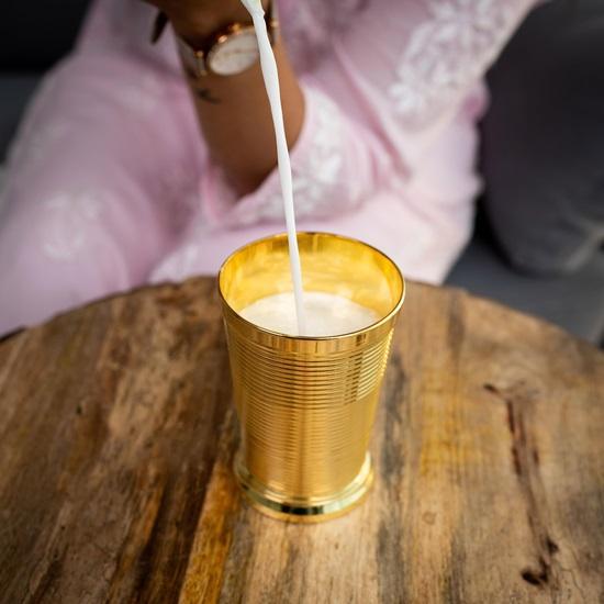 Набор из 2 латунных напитков по 300 мл. Тяжелый стеклянный стакан Lassi для воды, молока, сока, безалкогольных напитков. Стакан для домашнего и кухонного декора.