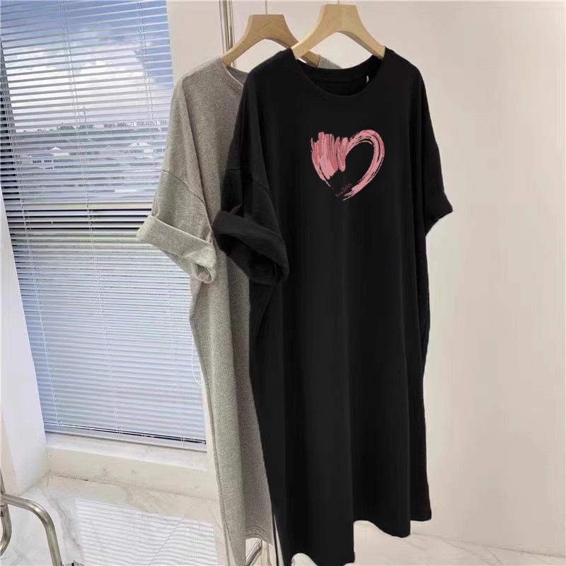 Очень длинное платье-футболка кэжуал с принтом темперамента выше колена