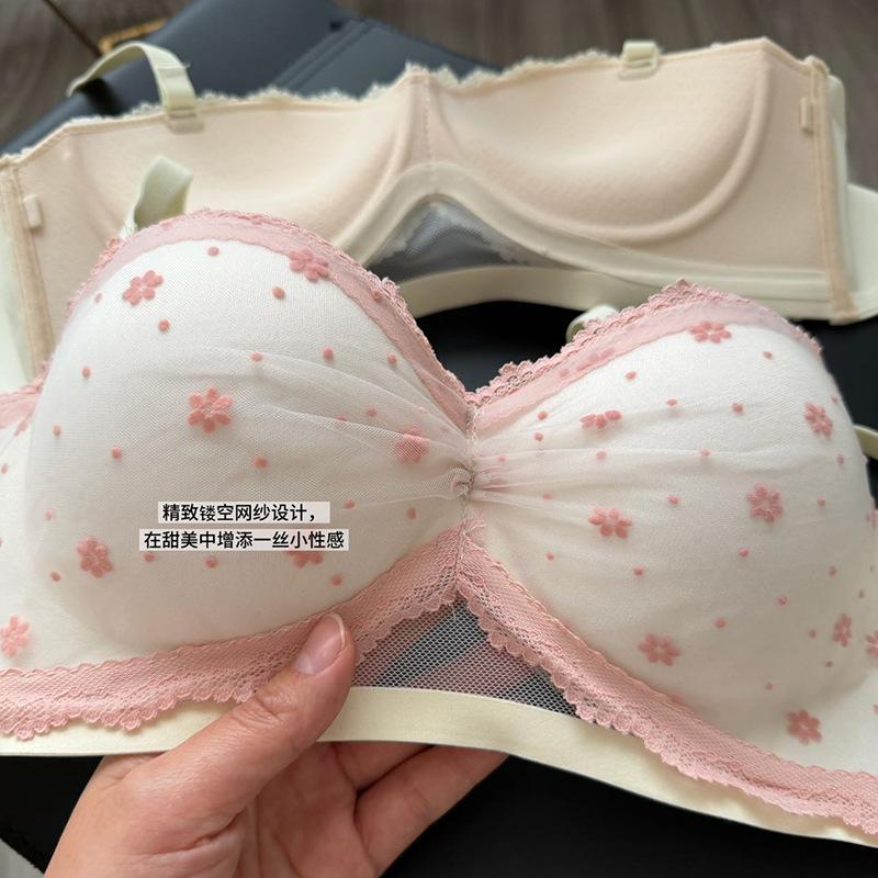 Lace small breasts gather and show a large half cup of underwear for women's flat breasts. The upper cup is supported to prevent sagging