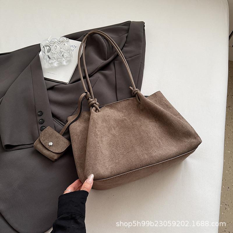 Сумка Новая Осенняя Сумка-тоут Большой Вместимости Премиальный Чувственный Портативная Сумка через Плечо Ретро Универсальная Сумка-подмышку Женская