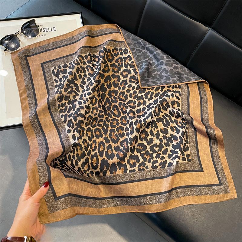 Leopard print double-sided two-color herringbone silk scarf, small square scarf, sun protection, high-end sense, high-quality shawl neck scarf, scarf.