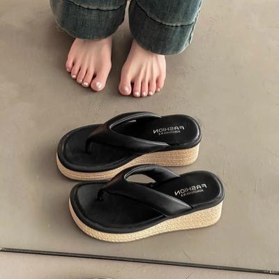 Шлепанцы на толстой подошве женские модные для улицы 2025 лето новые повседневные и удобные на танкетке с небольшим прижимом для пальцев крутые шлепанцы