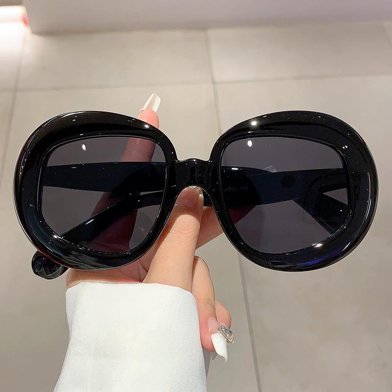 Новые персонализированные солнцезащитные очки в круглой толстой оправе с цветными блоками для уличной фотографии, демонстрирующие тонкий и роскошный темперамент с солнцезащитными очками