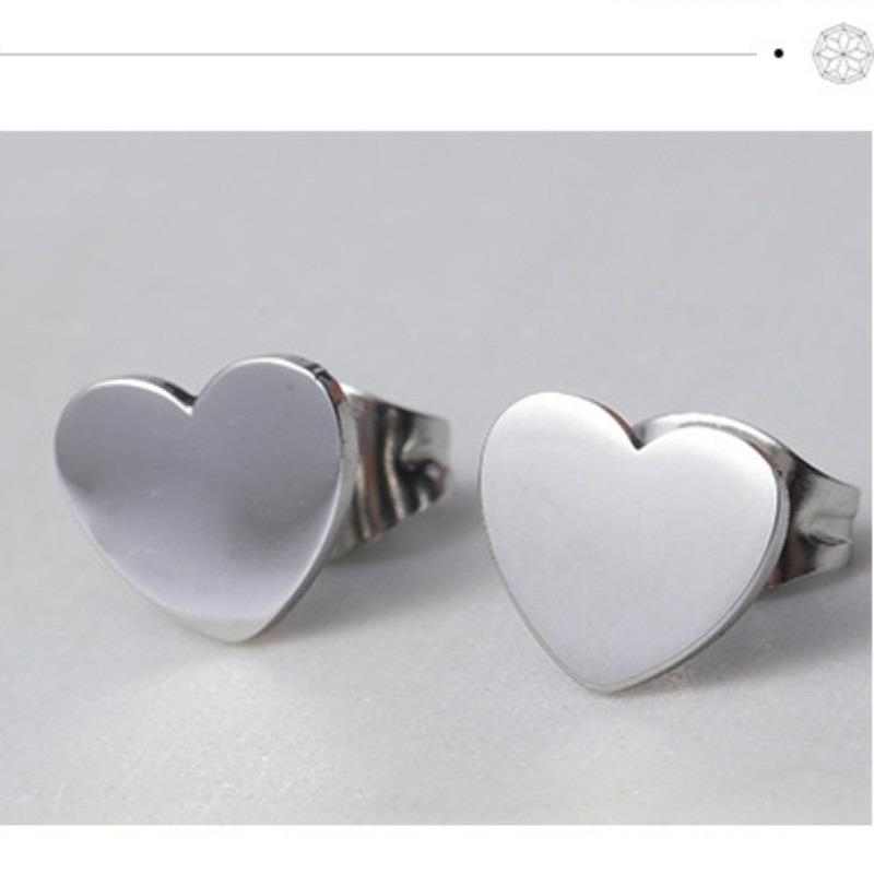 Простые маленькие и милые серьги-гвоздики в форме персикового сердца для женщин
