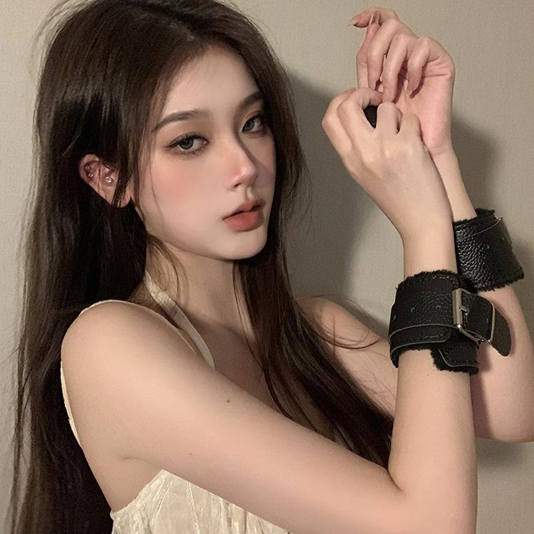 Наручники и браслеты из мягкой искусственной кожи — нежные для кожи, идеально подходят для косплея и фотореквизита.