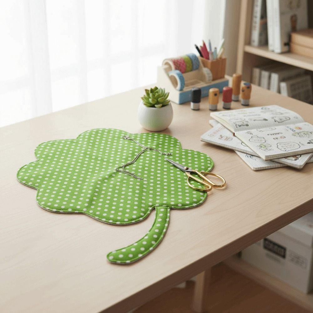 Polyester / Cotton Clover Placemat Green Table Mat Cute Desktop Decoration Props Display
