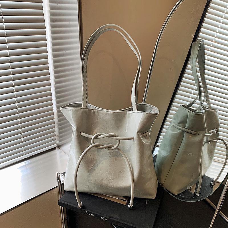 Премиальная сумка женская новая нишевая мода портативная на плечо подмышку простая рабочая сумка для поездок