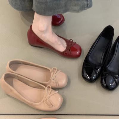 Туфли-лодочки красные на весну 2025 года, в стиле феи, с бантом, французские, элегантные, подходящие к юбке, с круглым носком, с неглубоким вырезом, на скрытой платформе.