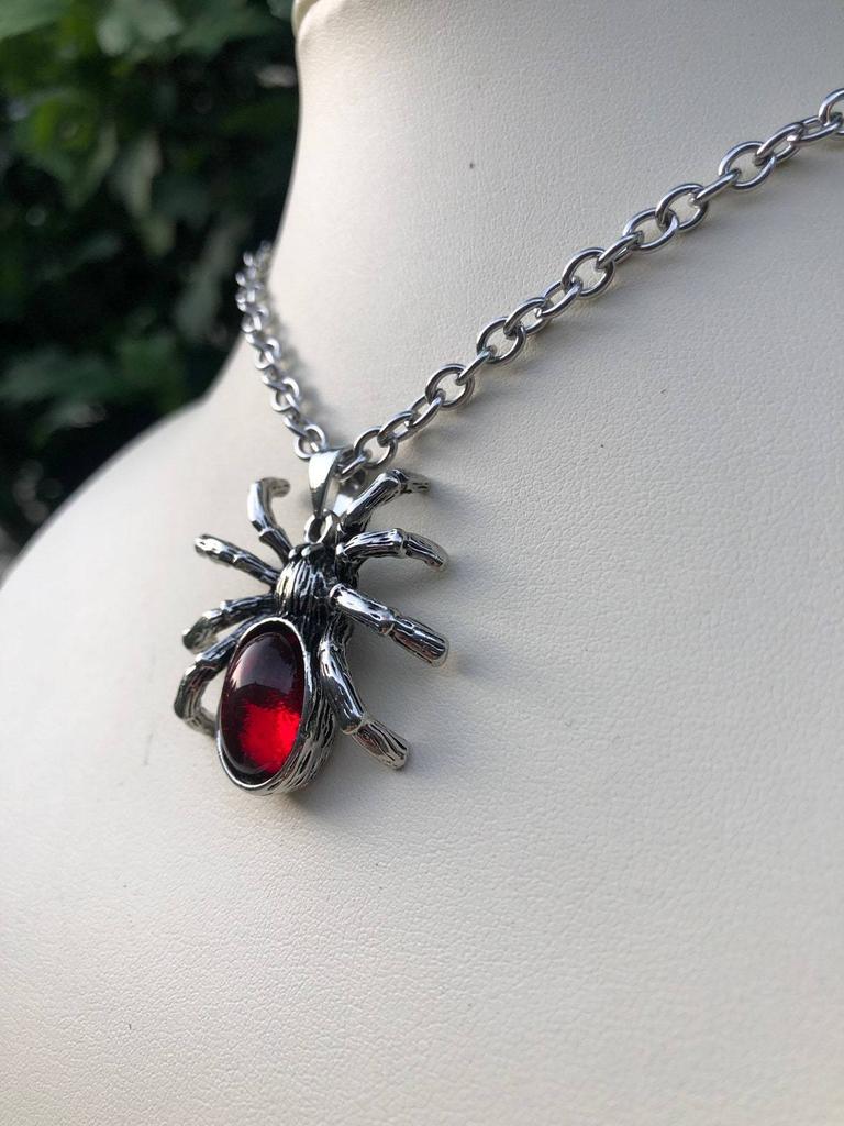 Gothic Punk Sliver Simulation Spider Insect Red Oval Crystal Pendant Necklace for Women Men Hallowmas Jewelry Accessories