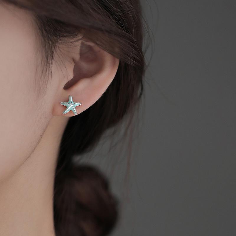 Асимметричные серьги-пусеты «Морская звезда и ракушка» — Тренд лета 2024, Минималистичный нишевый дизайн для женщин