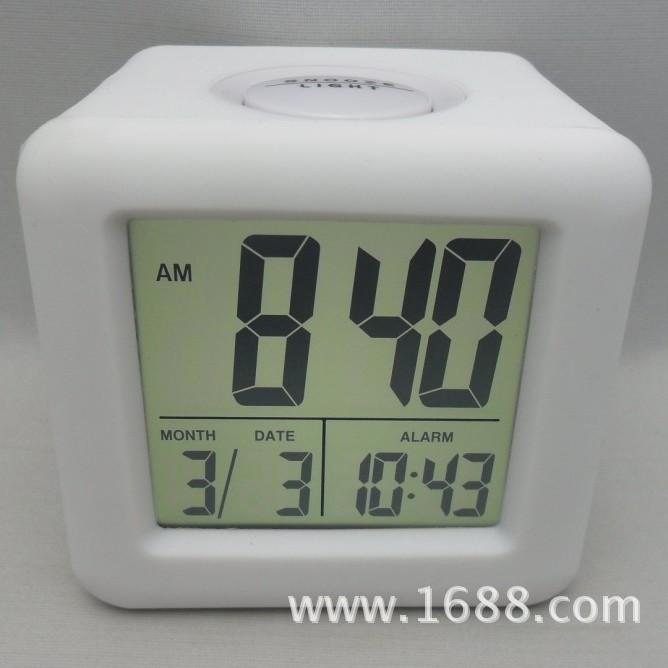 Silicone small alarm clock, student non-slip and shock-proof smart clock, square clock and table clock, electronic gifts.