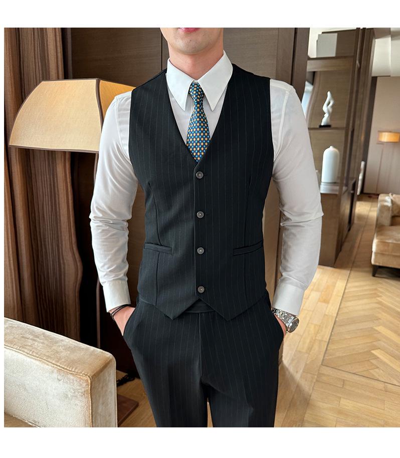 Мужской полосатый двубортный приталенный костюм в стиле business casual