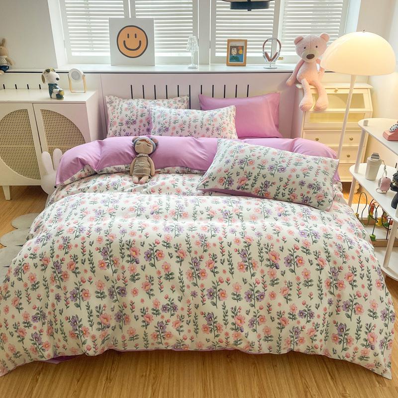 Комплект из четырех предметов: кровать с цветочным узором, комплект из стираных одеял, комплект из трех предметов для одноместной спальни