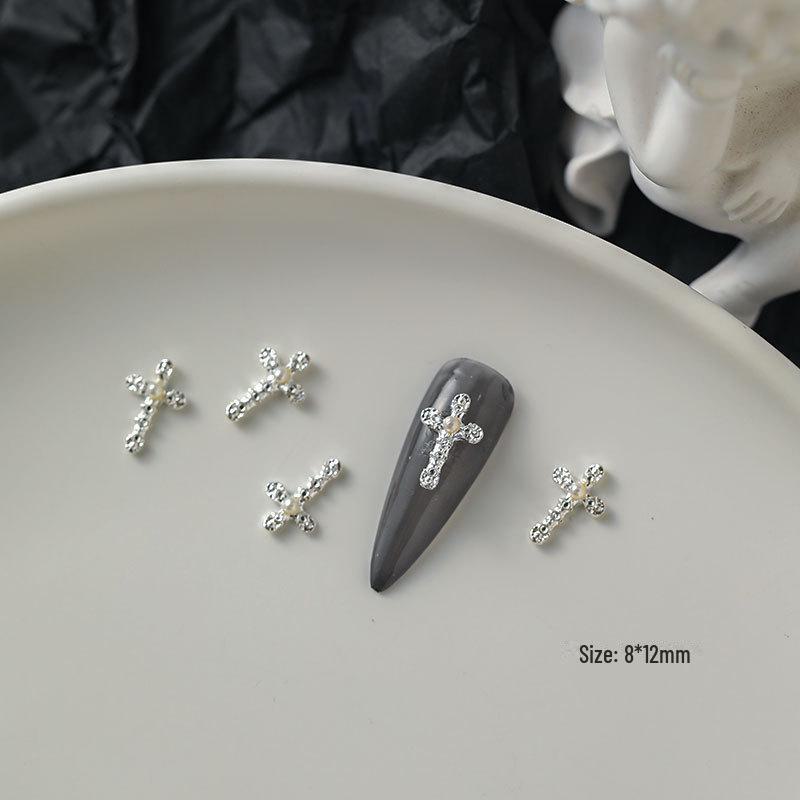 Нейл-арт с крестом королевы-матери Сатурна: Серебро в стиле ретро с жемчугом и бриллиантовыми акцентами