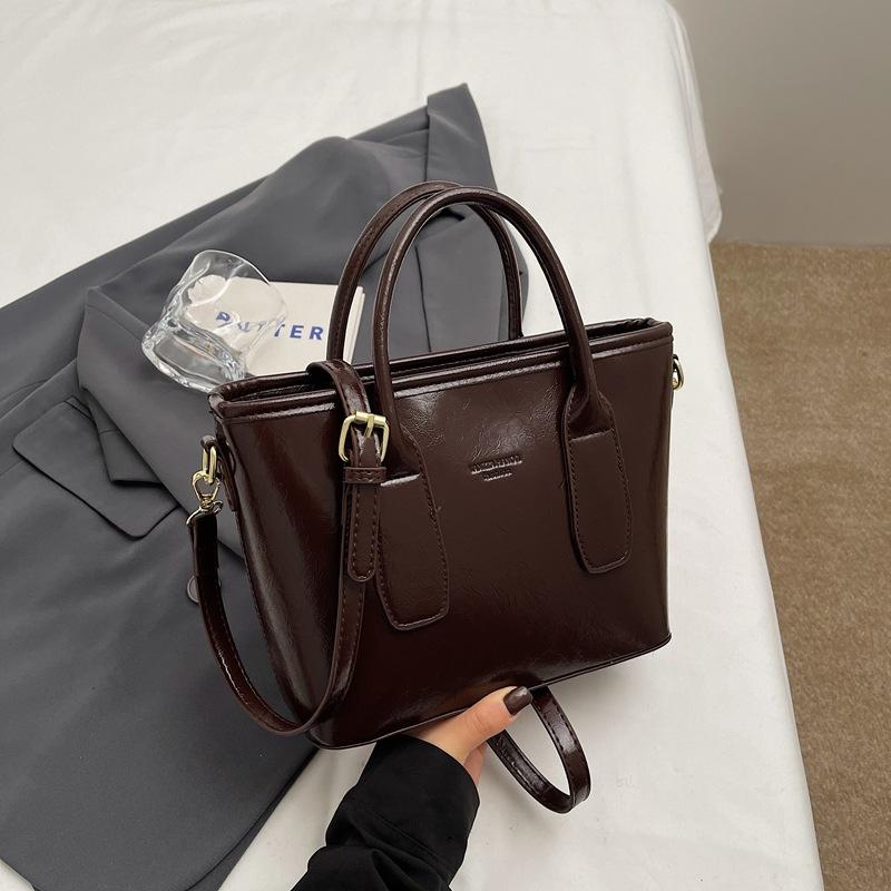 This Year, the Popular Small Bag Ladies 2025 New Brown Fashion Handbag Versatile Messenger Bag Bucket Bag