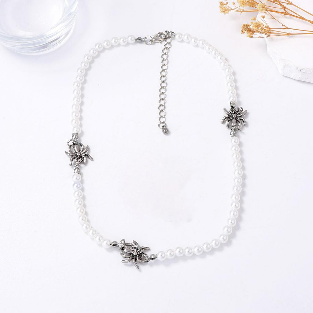 European and American simple fashion personality INS style imitation pearl beaded alloy spider collarbone chain versatile casual necklace women