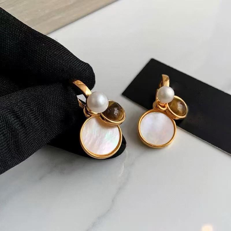 Серьги 'Серебряная игла' в стиле 'Тигровый глаз': Элегантные, модные серьги-пусеты с отделкой карамельного цвета.