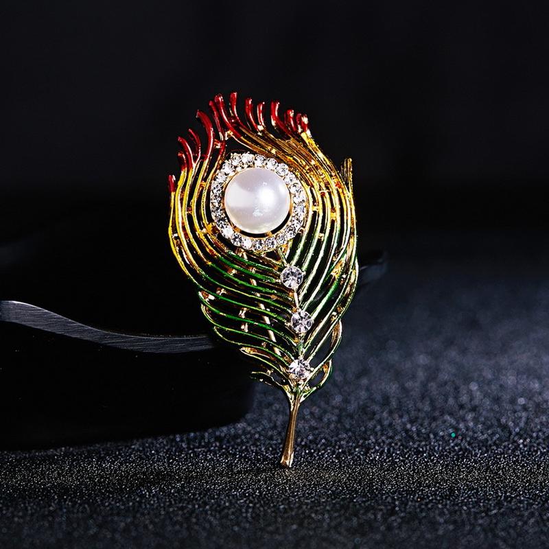 Женская эмалированная брошь "Перо" с кристаллами