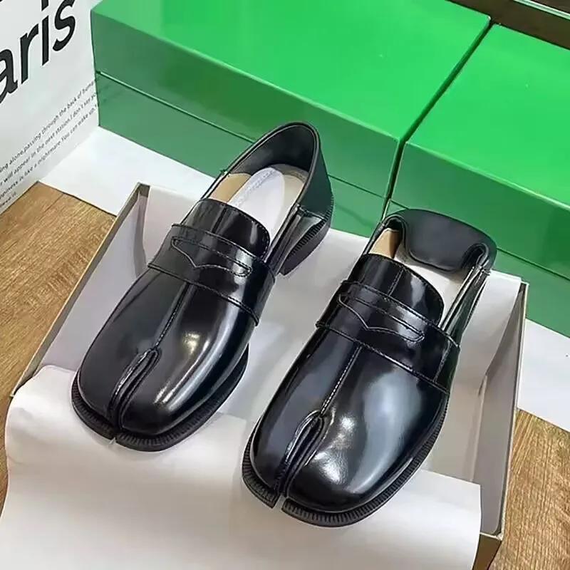 Модные женские лоферы таби с раздвоенным носком, в британском стиле, на плоском каблуке, из лакированной кожи, слипоны, обувь для ленивых людей, обувь с носком в виде свиной ноги