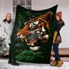 1pc Tiger Print Throw Blanket Polyester Fiber, Lightweight Flannel, Soft & Warm, All Season Use for Outdoor, Camping Digital Print