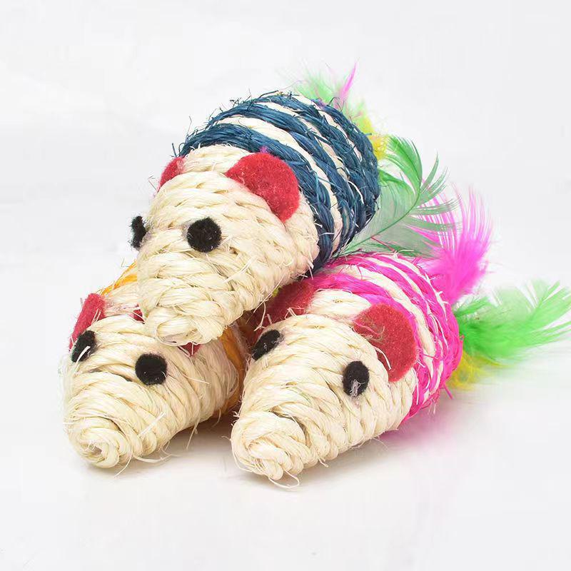 Игрушка для кошек «Сизалевая мышь с перьями» — обучающая и интерактивная игрушка для домашних животных