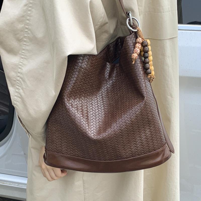 Плетеная сумка женская трендовая сумка-ведро 2025 новая нишевая модная сумка подмышку ретро текстура на плечо сумка-мессенджер