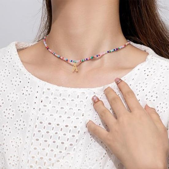 Ожерелье из бисера Красочные бусины в богемном стиле Кулон с алфавитом Регулируемая длина из нержавеющей стали для женщин и девочек Персонализированное начальное колье-колье