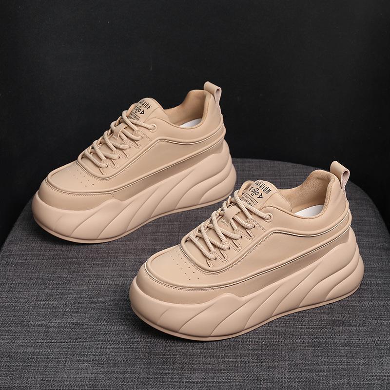 Женские белые кожаные кроссовки на толстой подошве и платформе 2024 года — универсальные, визуально увеличивающие рост, повседневный корейский стиль для осени и зимы.