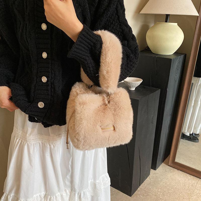 Плюшевая сумка женская 2025 новая осень и зима нишевая легкая роскошь высокий класс ручная сумка плечевая кроссбоди сумка-ведро