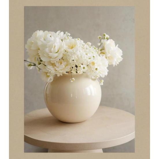 Кремовая декоративная ваза из богемского стекла кремовая