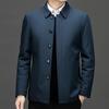 Папа средних лет носит хлопковую куртку в стиле business casual. Мужская новая зимняя модная тенденция. Утепленная хлопковая куртка с лацканами.