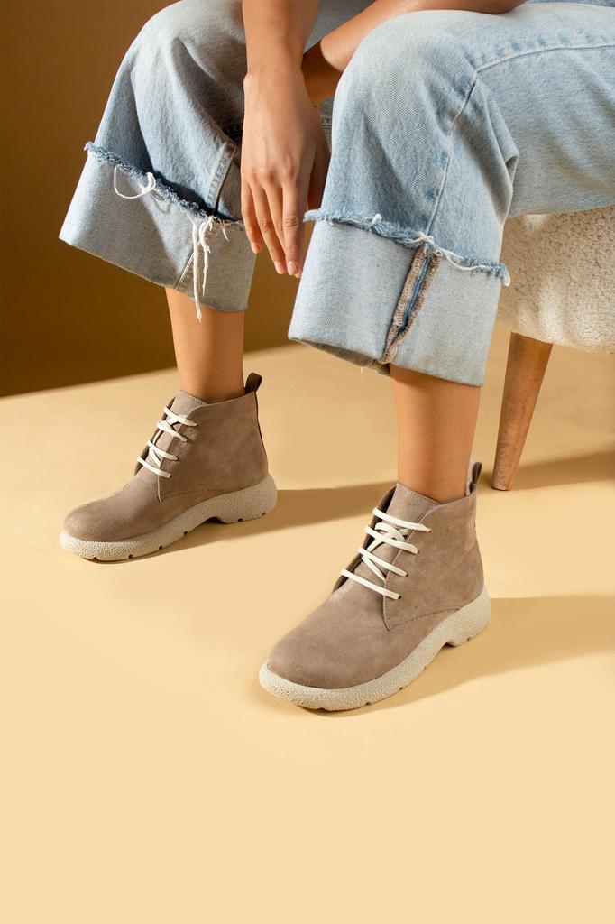 Стильные женские замшевые ботинки на шнуровке с удобной подошвой 60-1015-23Замша