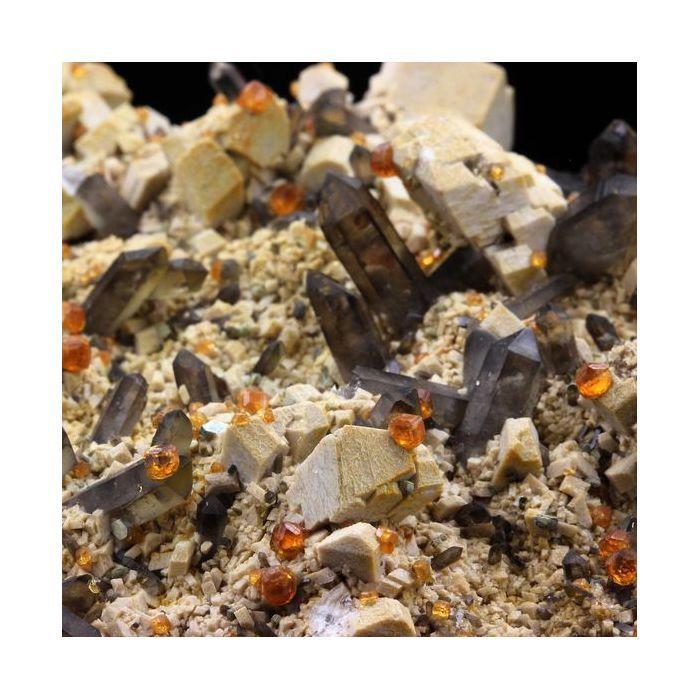 Pierres et Minéraux. Grenat + Quartz Fumé + Orthose. 1676.5 ct. Yunxiao Co., Zhangzhou, Fujian, Chine.