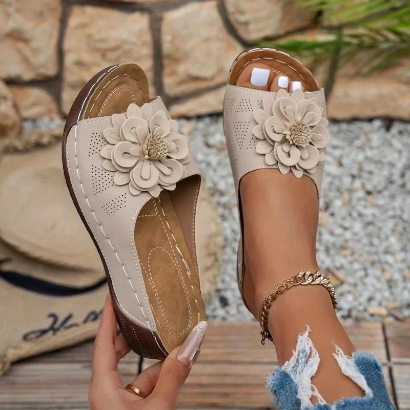 Модные женские тапочки Элегантные тапочки на низкой платформе 2025 Новые повседневные туфли на танкетке Женские летние сандалии на мягком каблуке Модные шлепанцы Женские