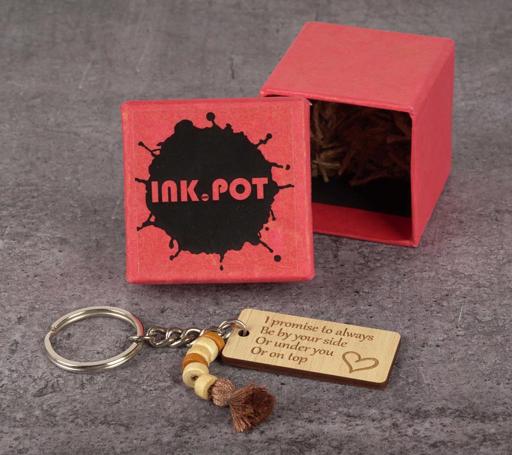 Inkdotpot Смешной брелок Обещаю всегда быть рядом с тобой Или под тобой Или сверху Деревянная гравировка