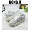 Ранние весенние приливы обувь на толстой подошве 2025 новые маленькие белые туфли носить сверхлегкую спортивную женскую повседневную белую обувь