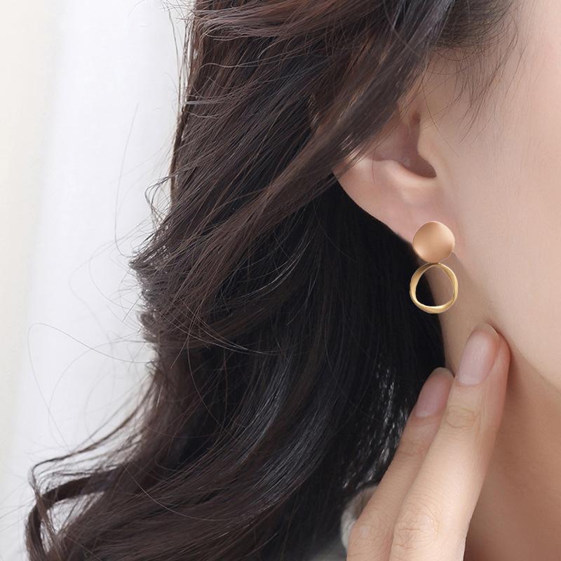 Осень-зима Новые коричневые серьги Винтажные матовые серьги-подвески для женщин Металлические модные серьги-подвески Трендовые ювелирные изделия