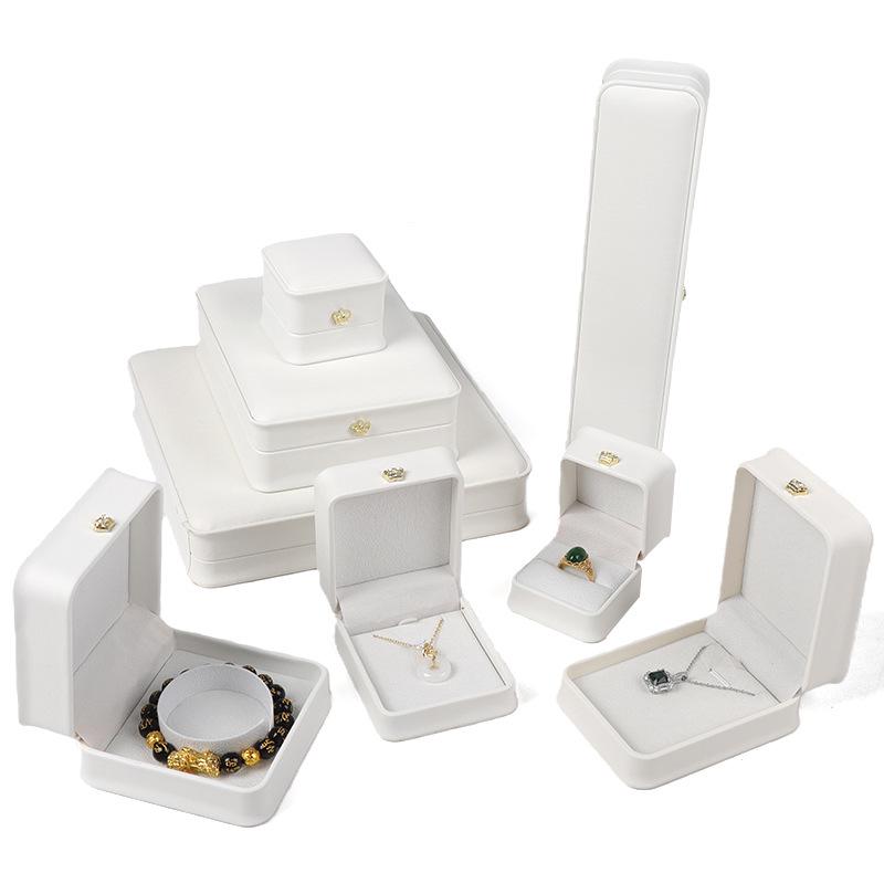 Элегантная Белая Шкатулка для Украшений с Пряжкой-Короной для Хранения Изысканных Украшений и Демонстрации Обручальных Колец