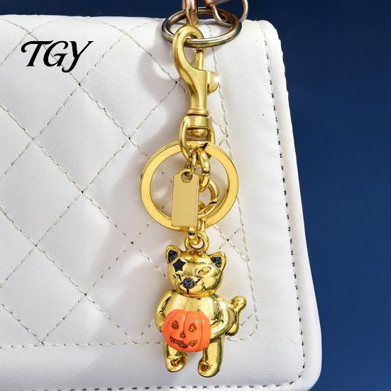 Halloween Keychain Cat Holding Pumpkin Keychain, Metal Car Key Holder Ring Holder, Backpack Handbag Hanging Decorative Accessory Pendant