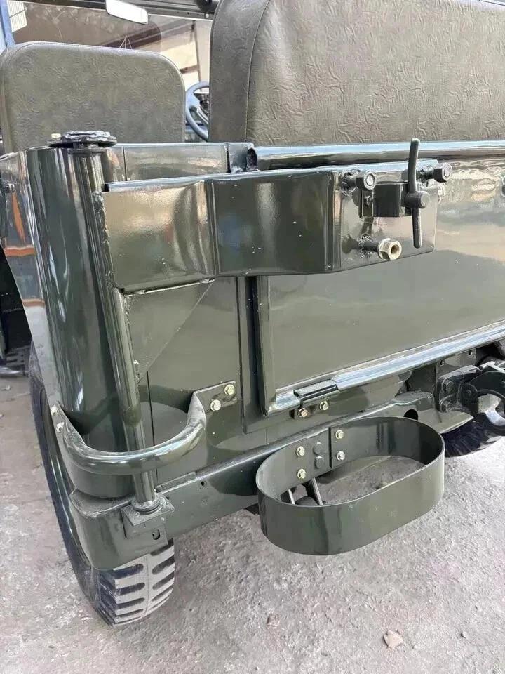 Кронштейн для запасного колеса с откидной конструкцией Подходит для военных Willys и Jeep 1945-1983 гг. С крепежом