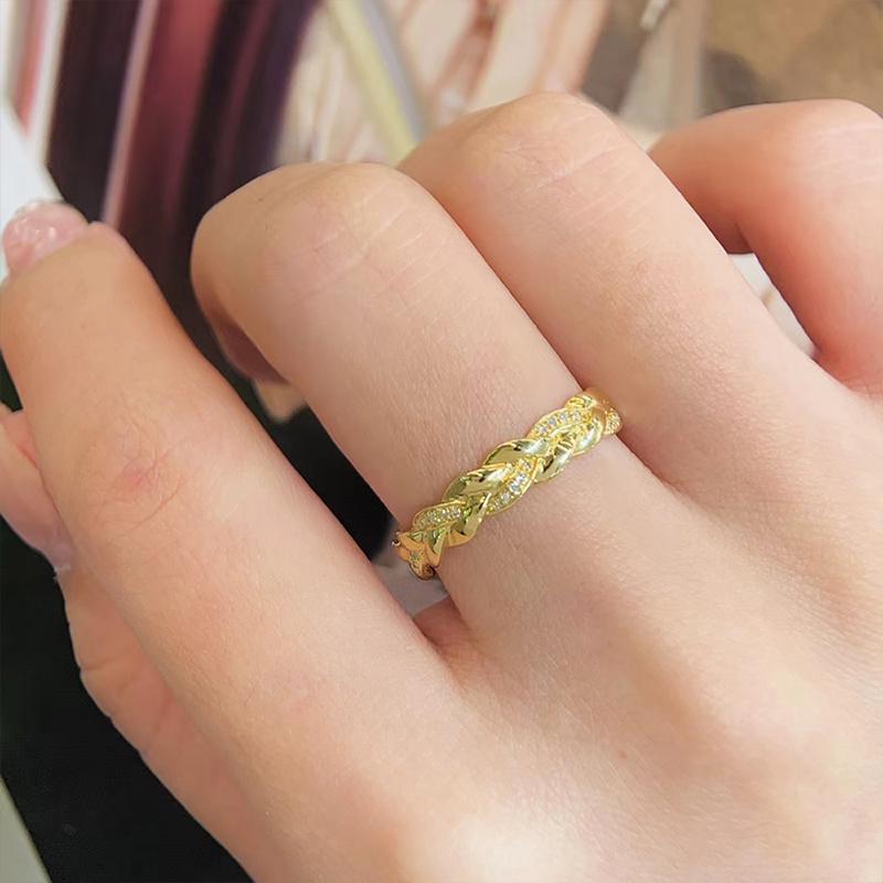 Huitan Newly Designed Women Wedding Band Rings Twist-shaped Gold Color Rings Modern Fashion Female Accessories Statement Jewelry