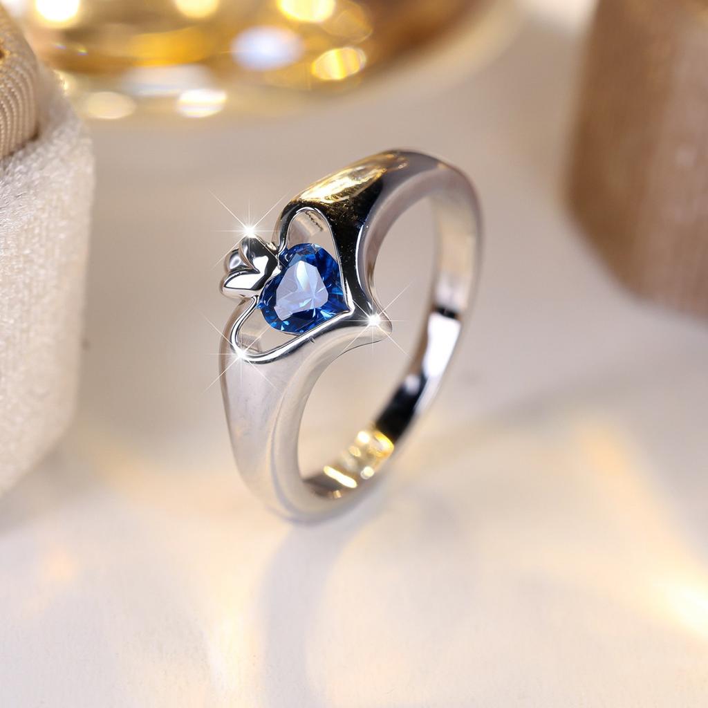 Simple double heart blue zircon ring Niche, lightweight luxury ring with a smooth, polished finish and a heart-shaped blue sapphire