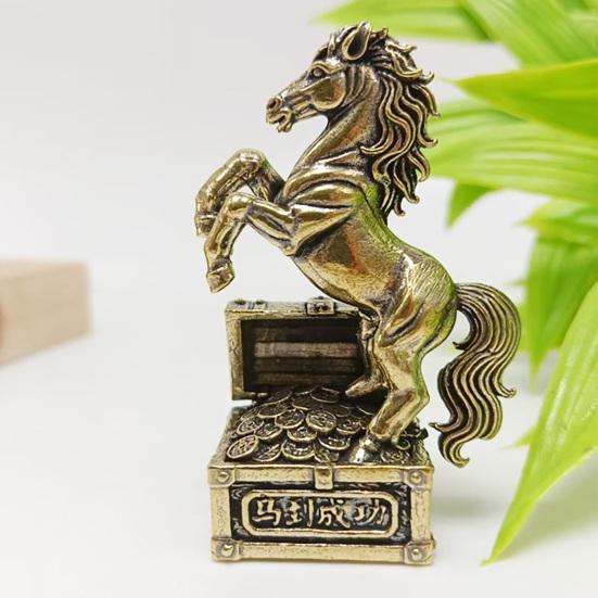 Фэн-шуй Латунная статуэтка лошади Лошадь, наступающая на монеты Украшение для стола на китайский Новый год Скульптура зодиакальной счастливой лошади с сокровищем