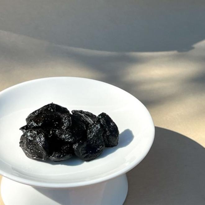 (корейская здоровая еда) кусочки черного чеснока 20г х 10